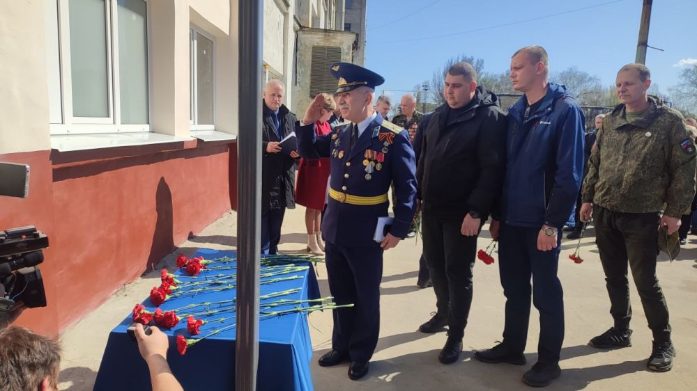 Константин Бутримов: В Луганской Народной Республике стартовала Всероссийская акция «Рабочее место Героя» проекта «Выбирай свое» партии «Единая Россия» Константин Бутримов: В Луганской Народной Республике стартовала Всероссийская акция «Рабочее место Героя» проекта «Выбирай свое» партии «Единая Россия»