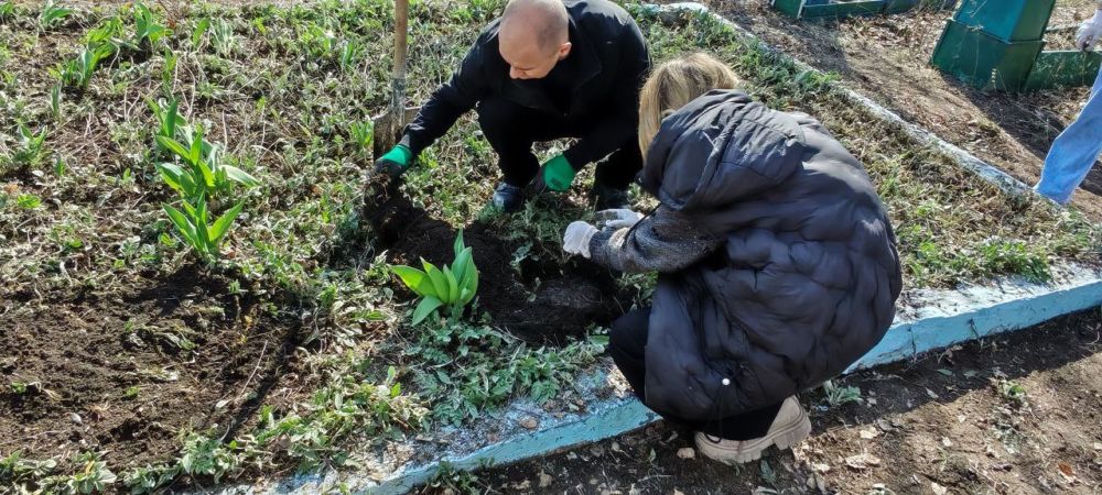 В рамках проведения Всероссийской акции "Сад памяти" учащиеся ГБОУ ЛНР «Троицкая СШ № 2 высадили саженцы роз у братской могилы, расположенной вблизи школы В рамках проведения Всероссийской акции "Сад памяти" учащиеся ГБОУ ЛНР «Троицкая СШ № 2 высадили саженцы роз у братской могилы, расположенной вблизи школы