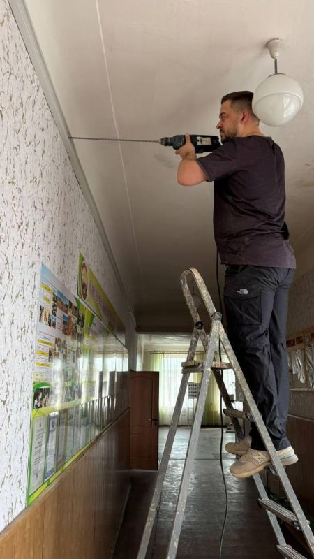 Ульяновцы подготовили Лутугинскую среднюю школу № 1 к приему ЕГЭ Ульяновцы подготовили Лутугинскую среднюю школу № 1 к приему ЕГЭ