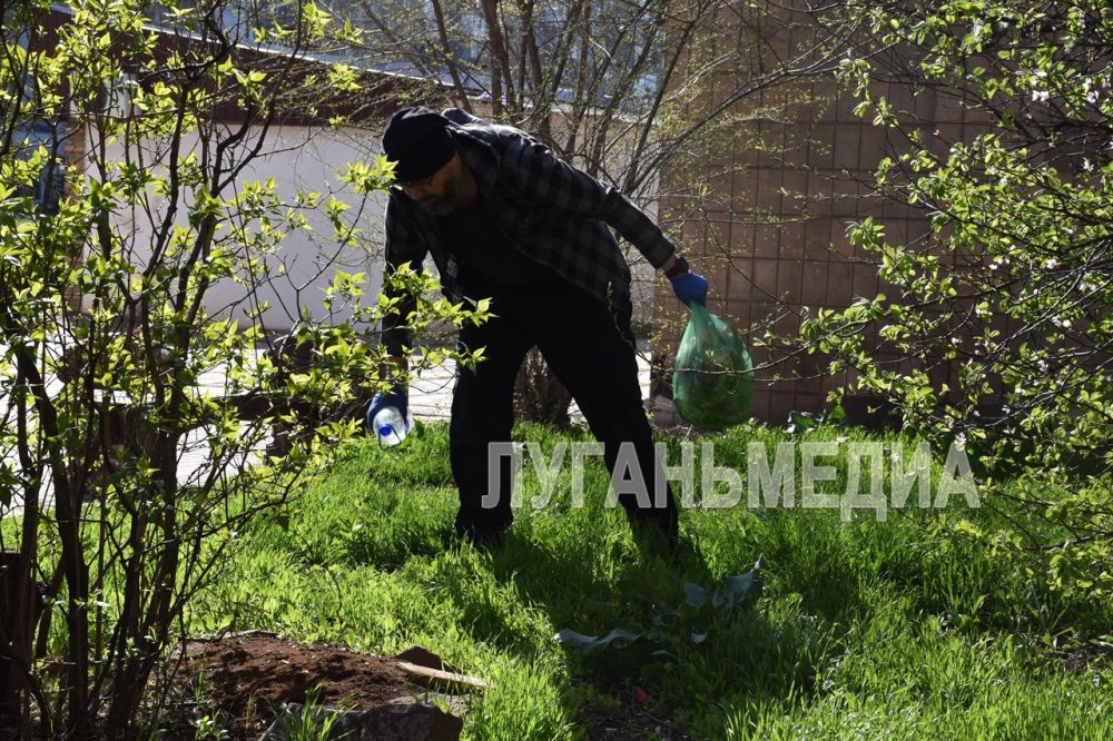 Сотрудники алчевской редакции ГУП ЛНР «Луганьмедиа» приняли участие в субботнике, состоявшемся в рамках акции «Чистая Республика – 2025» Сотрудники алчевской редакции ГУП ЛНР «Луганьмедиа» приняли участие в субботнике, состоявшемся в рамках акции «Чистая Республика – 2025»