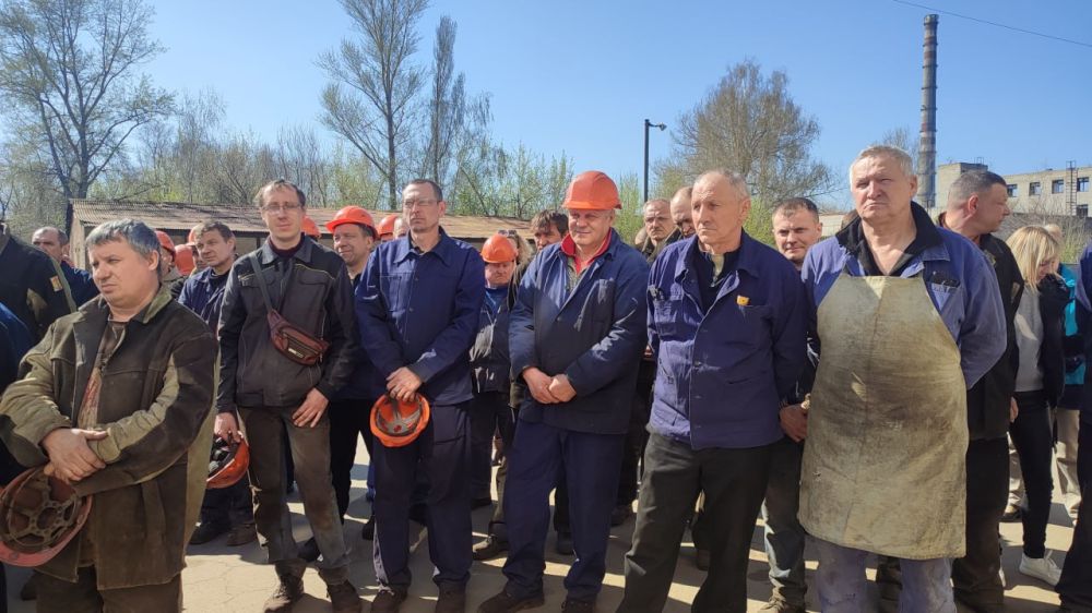 В ЛНР первой среди субъектов РФ стартовала акция «Рабочее место Героя» В ЛНР первой среди субъектов РФ стартовала акция «Рабочее место Героя»