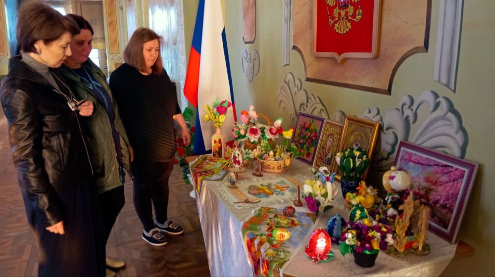 В Доме культуры им. Горького пгт Ясеновский состоялось открытие выставки декоративно-прикладного искусства «Светлый праздник Пасхи» В Доме культуры им. Горького пгт Ясеновский состоялось открытие выставки декоративно-прикладного искусства «Светлый праздник Пасхи»