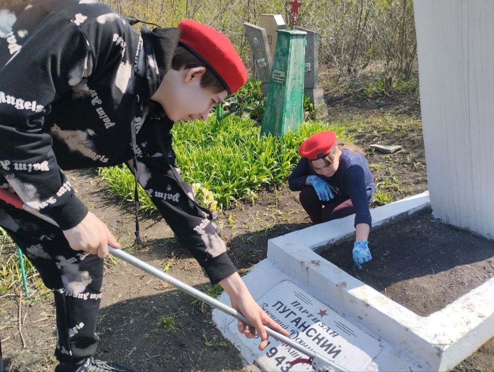 В связи с подготовкой и проведением на территории поселка мероприятий, посвященных Празднику весны и труда , празднованию 80-й годовщины Победы в Великой Отечественной войне 1941-1945 годов ребята из волонтерского отряда... В связи с подготовкой и проведением на территории поселка мероприятий, посвященных Празднику весны и труда , празднованию 80-й годовщины Победы в Великой Отечественной войне 1941-1945 годов ребята из волонтерского отряда...