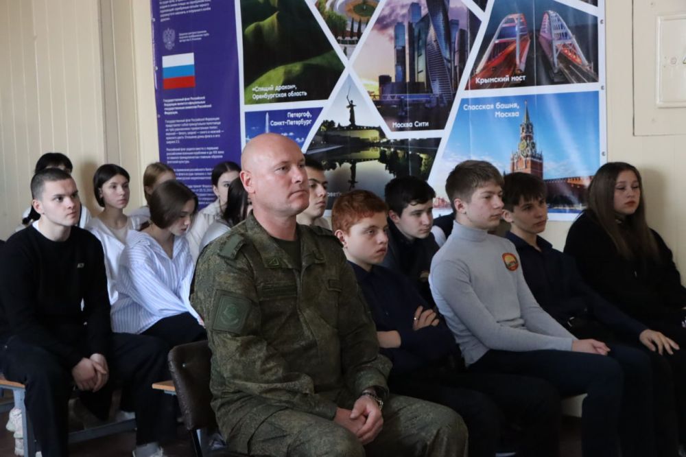 Евгений Бондарь: Готовность трудиться на благо своей страны, защищать ее интересы, нести ответственность за ее процветание и благополучие – это не просто красивые слова, это те качества, которые необходимо воспитывать в... Евгений Бондарь: Готовность трудиться на благо своей страны, защищать ее интересы, нести ответственность за ее процветание и благополучие – это не просто красивые слова, это те качества, которые необходимо воспитывать в...