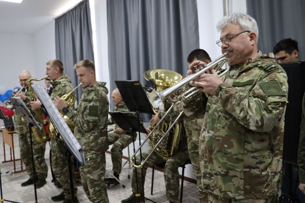 В Стахановской школе № 18 имени Валерия Болотова состоялось открытие класса, оснащенного интерактивным лазерным тиром В Стахановской школе № 18 имени Валерия Болотова состоялось открытие класса, оснащенного интерактивным лазерным тиром