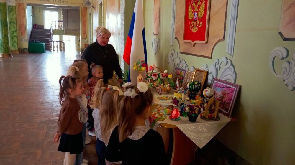 В Доме культуры им. Горького пгт Ясеновский состоялось открытие выставки декоративно-прикладного искусства «Светлый праздник Пасхи» В Доме культуры им. Горького пгт Ясеновский состоялось открытие выставки декоративно-прикладного искусства «Светлый праздник Пасхи»