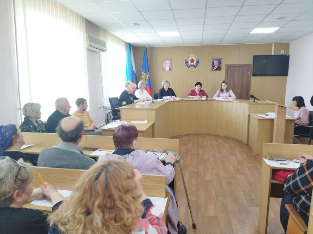 В Администрации городского округа город Ровеньки состоялся городской семинар-практикум с опекунами (попечителями), приемными родителями на тему: «Приемная семья в вопросах и ответах» В Администрации городского округа город Ровеньки состоялся городской семинар-практикум с опекунами (попечителями), приемными родителями на тему: «Приемная семья в вопросах и ответах»