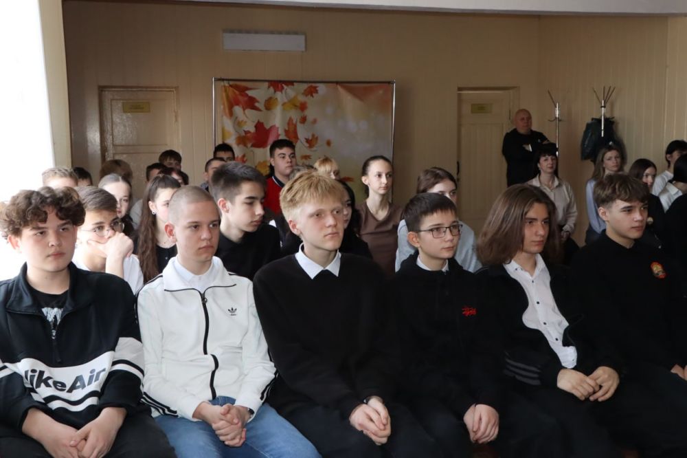 Евгений Бондарь: Готовность трудиться на благо своей страны, защищать ее интересы, нести ответственность за ее процветание и благополучие – это не просто красивые слова, это те качества, которые необходимо воспитывать в... Евгений Бондарь: Готовность трудиться на благо своей страны, защищать ее интересы, нести ответственность за ее процветание и благополучие – это не просто красивые слова, это те качества, которые необходимо воспитывать в...