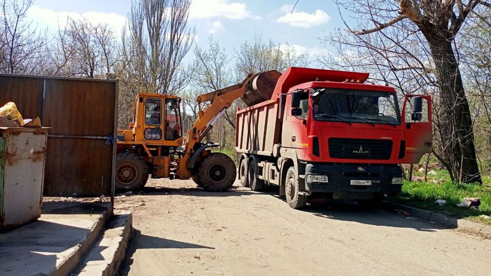 Сегодня на улицах Стаханова снова трудились коммунальные службы Сегодня на улицах Стаханова снова трудились коммунальные службы