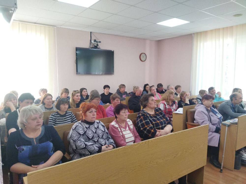 В Администрации городского округа город Ровеньки состоялся городской семинар-практикум с опекунами (попечителями), приемными родителями на тему: «Приемная семья в вопросах и ответах» В Администрации городского округа город Ровеньки состоялся городской семинар-практикум с опекунами (попечителями), приемными родителями на тему: «Приемная семья в вопросах и ответах»