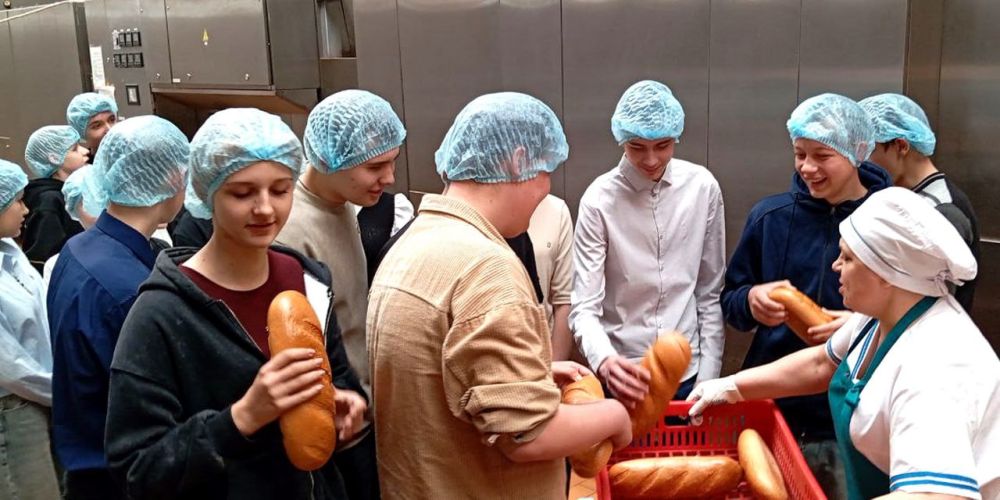 Специалисты ПАО «Луганск-Нива» провели мастер-класс по выпечке куличей для агроклассников Специалисты ПАО «Луганск-Нива» провели мастер-класс по выпечке куличей для агроклассников