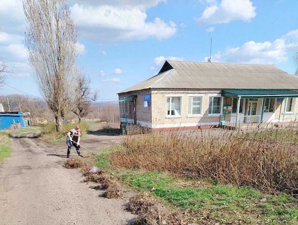 посёлок Краснолучский:. провели субботник по уборке общественных мест, прилегающие к административному зданию территории, собрали сухие ветки вдоль дороги при въезде в посёлок посёлок Краснолучский:. провели субботник по уборке общественных мест, прилегающие к административному зданию территории, собрали сухие ветки вдоль дороги при въезде в посёлок