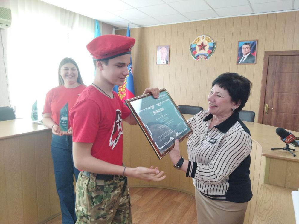 Сегодня в Администрации городского округа Ровеньки состоялось подведение итогов муниципального этапа военно-патриотической игры «Зарница 2.0», в котором приняло участие 25 команд в 3 возрастных категориях Сегодня в Администрации городского округа Ровеньки состоялось подведение итогов муниципального этапа военно-патриотической игры «Зарница 2.0», в котором приняло участие 25 команд в 3 возрастных категориях