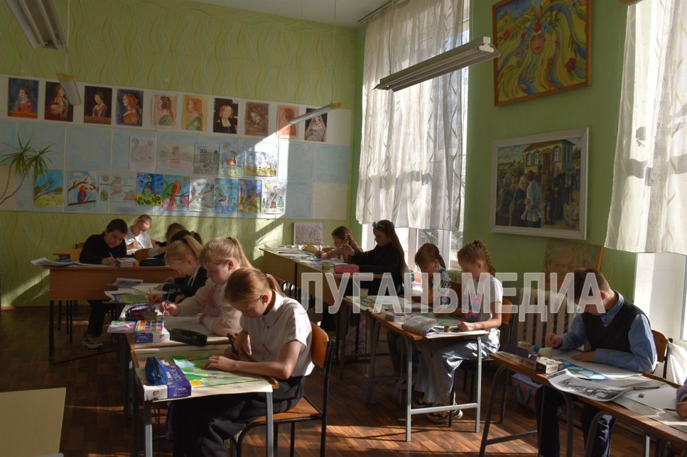 Воспитанники Краснодонской детской художественной школы им. Ю.П. Шпырко приняли участие в конкурсе рисунков «Парк будущего» Воспитанники Краснодонской детской художественной школы им. Ю.П. Шпырко приняли участие в конкурсе рисунков «Парк будущего»