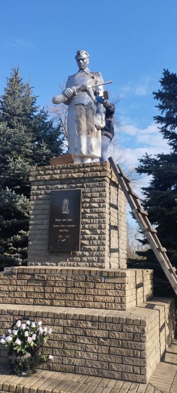 В рамках мероприятий, приуроченных к 80-летию Великой Победы, депутат Совета городского округа город Первомайск Вадим Кулинченко организовал и возглавил работу в г. Горское по благоустройству территории сквера им. Белинского... В рамках мероприятий, приуроченных к 80-летию Великой Победы, депутат Совета городского округа город Первомайск Вадим Кулинченко организовал и возглавил работу в г. Горское по благоустройству территории сквера им. Белинского...