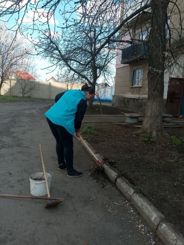 Коммунальные будни. Муниципальное унитарное предприятие "Ровеньковское жилищно-коммунальное предприятие" города Ровеньки продолжает работы по уборке и вывозу несанкционированных свалок, порубочных остатков с придомовых... Коммунальные будни. Муниципальное унитарное предприятие "Ровеньковское жилищно-коммунальное предприятие" города Ровеньки продолжает работы по уборке и вывозу несанкционированных свалок, порубочных остатков с придомовых...