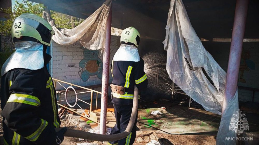 В Рубежном пожарные МЧС оперативно ликвидировали возгорание мусора в беседке В Рубежном пожарные МЧС оперативно ликвидировали возгорание мусора в беседке