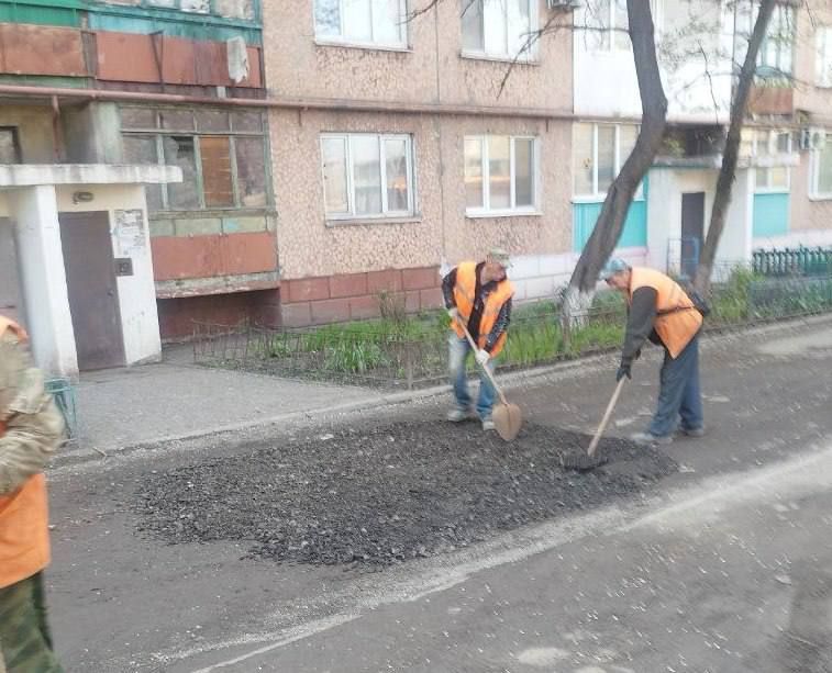 Коммунальные службы проводят работы на территории города Коммунальные службы проводят работы на территории города