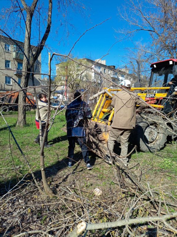 Коммунальные будни. Муниципальное унитарное предприятие "Ровеньковское жилищно-коммунальное предприятие" города Ровеньки продолжает работы по уборке и вывозу несанкционированных свалок, порубочных остатков с придомовых... Коммунальные будни. Муниципальное унитарное предприятие "Ровеньковское жилищно-коммунальное предприятие" города Ровеньки продолжает работы по уборке и вывозу несанкционированных свалок, порубочных остатков с придомовых...