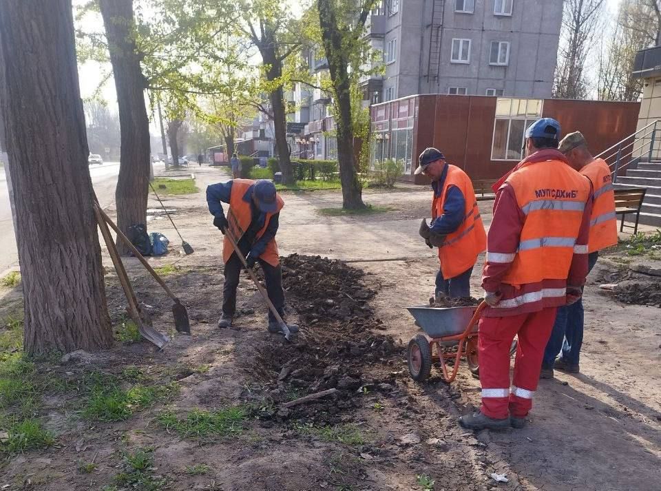 Коммунальные службы проводят работы на территории города Коммунальные службы проводят работы на территории города