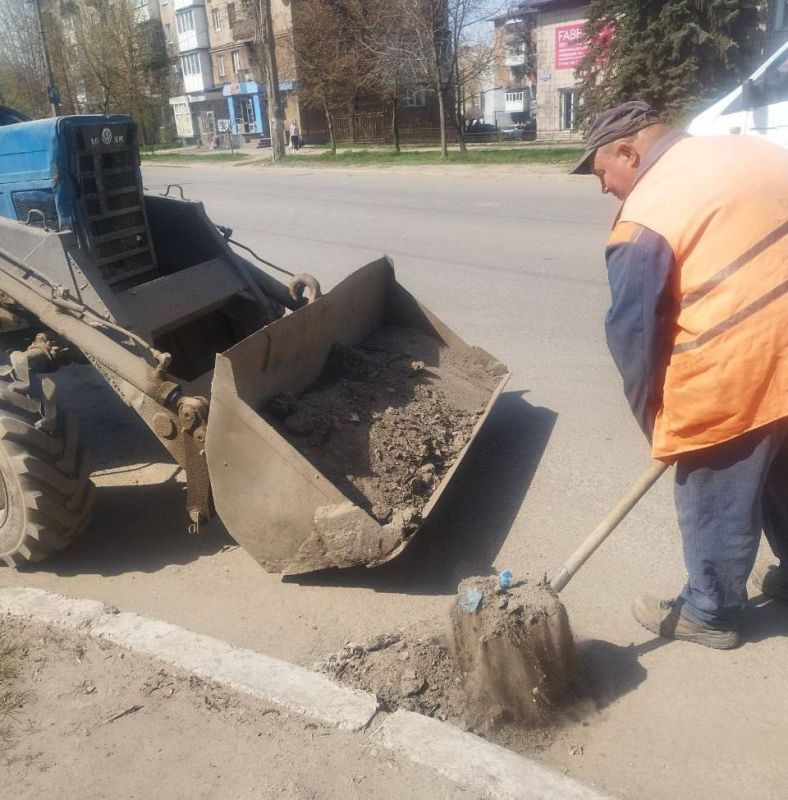 Коммунальные службы проводят работы на территории города Коммунальные службы проводят работы на территории города