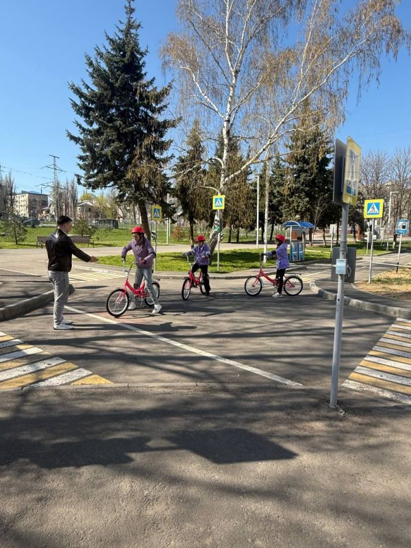 «Безопасные дороги»: В парке им. Щорса в Луганске прошло занятие по ПДД для детей «Безопасные дороги»: В парке им. Щорса в Луганске прошло занятие по ПДД для детей
