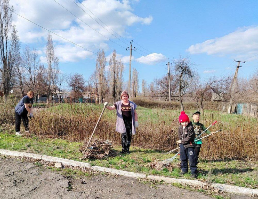 посёлок Краснолучский:. провели субботник по уборке общественных мест, прилегающие к административному зданию территории, собрали сухие ветки вдоль дороги при въезде в посёлок посёлок Краснолучский:. провели субботник по уборке общественных мест, прилегающие к административному зданию территории, собрали сухие ветки вдоль дороги при въезде в посёлок
