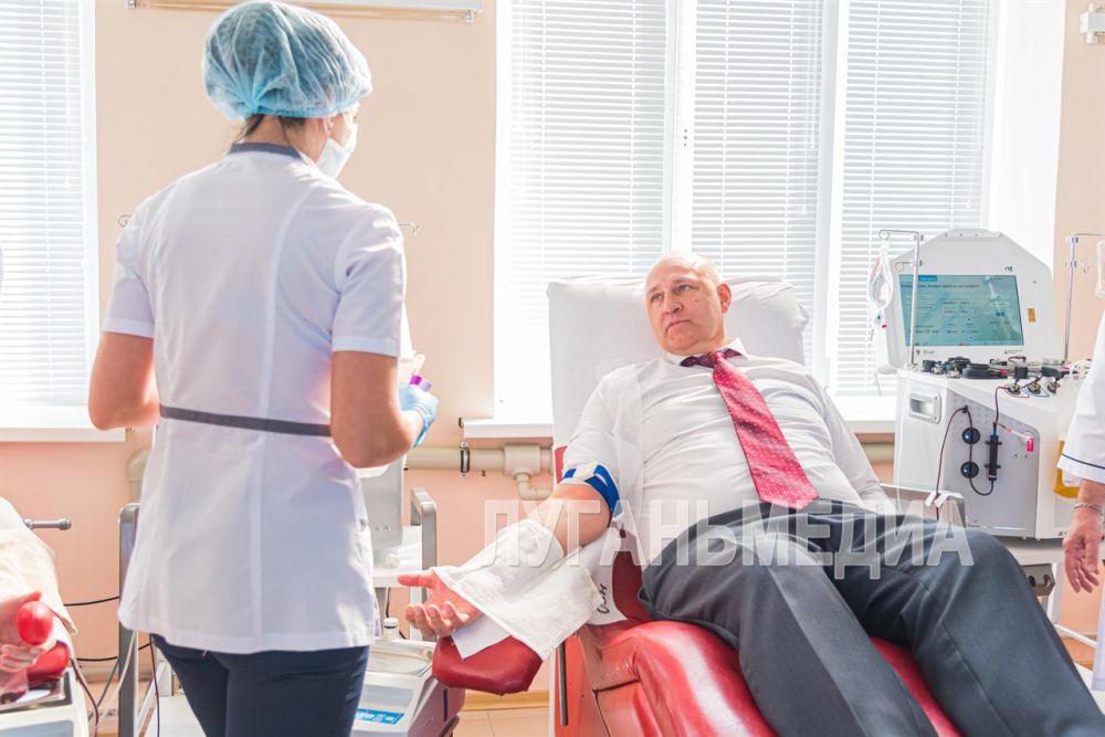 Вручение награды «Почетный донор России» в рамках Недели донорства «Донорство крови. Наследники Победы» Вручение награды «Почетный донор России» в рамках Недели донорства «Донорство крови. Наследники Победы»