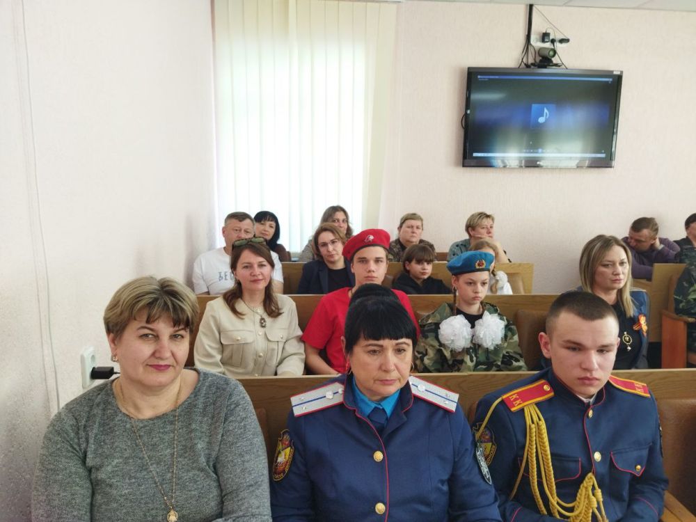 Сегодня в Администрации городского округа Ровеньки состоялось подведение итогов муниципального этапа военно-патриотической игры «Зарница 2.0», в котором приняло участие 25 команд в 3 возрастных категориях Сегодня в Администрации городского округа Ровеньки состоялось подведение итогов муниципального этапа военно-патриотической игры «Зарница 2.0», в котором приняло участие 25 команд в 3 возрастных категориях