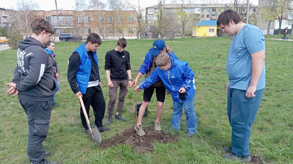 Активисты и сторонники Партии «ЕДИНАЯ РОССИЯ» присоединились к Акции «Сад памяти» Активисты и сторонники Партии «ЕДИНАЯ РОССИЯ» присоединились к Акции «Сад памяти»