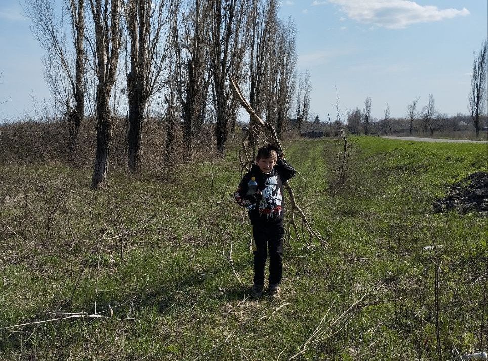 посёлок Краснолучский:. провели субботник по уборке общественных мест, прилегающие к административному зданию территории, собрали сухие ветки вдоль дороги при въезде в посёлок посёлок Краснолучский:. провели субботник по уборке общественных мест, прилегающие к административному зданию территории, собрали сухие ветки вдоль дороги при въезде в посёлок
