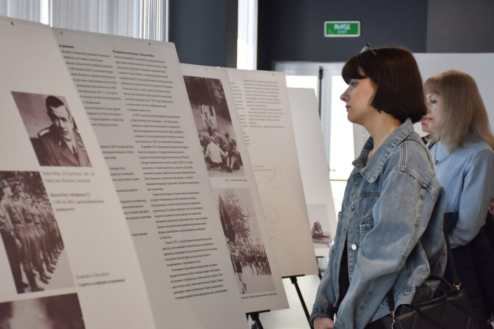 В Луганске заработала выставка «Александр Шморель – студент, патриот, антифашист, святой» В Луганске заработала выставка «Александр Шморель – студент, патриот, антифашист, святой»