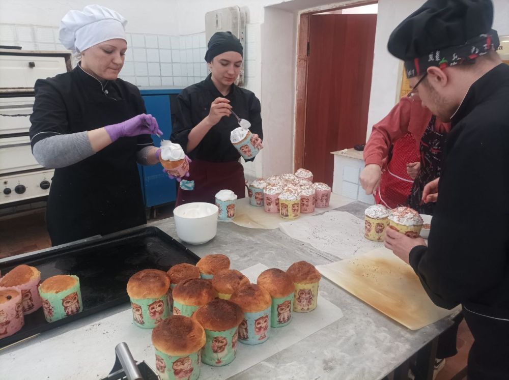 Первомайские единороссы испекли пасхальные куличи Первомайские единороссы испекли пасхальные куличи