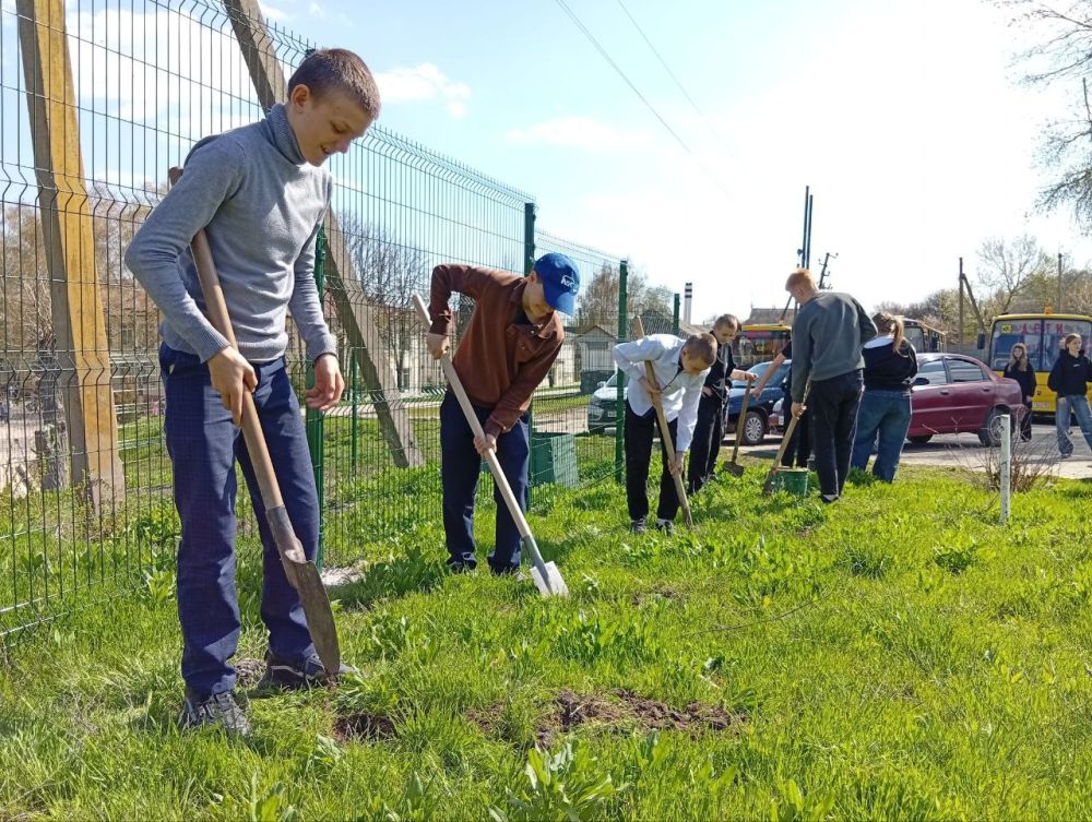 «Сад памяти»: В Беловодске высадили сто кустов роз и сто саженцев деревьев «Сад памяти»: В Беловодске высадили сто кустов роз и сто саженцев деревьев