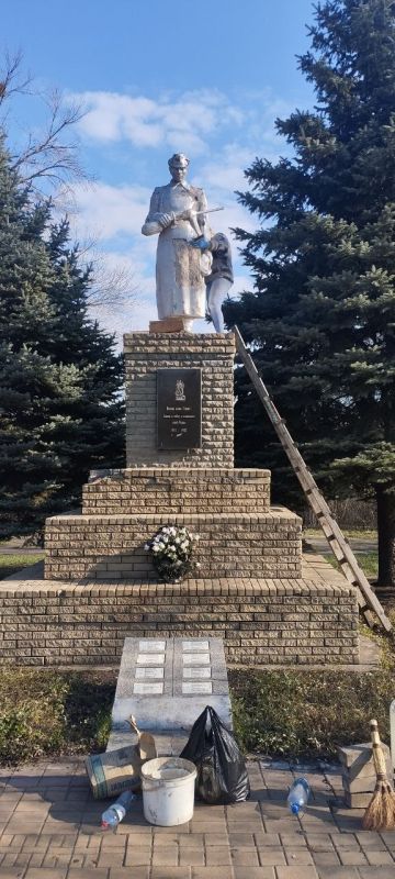 В рамках мероприятий, приуроченных к 80-летию Великой Победы, депутат Совета городского округа город Первомайск Вадим Кулинченко организовал и возглавил работу в г. Горское по благоустройству территории сквера им. Белинского... В рамках мероприятий, приуроченных к 80-летию Великой Победы, депутат Совета городского округа город Первомайск Вадим Кулинченко организовал и возглавил работу в г. Горское по благоустройству территории сквера им. Белинского...