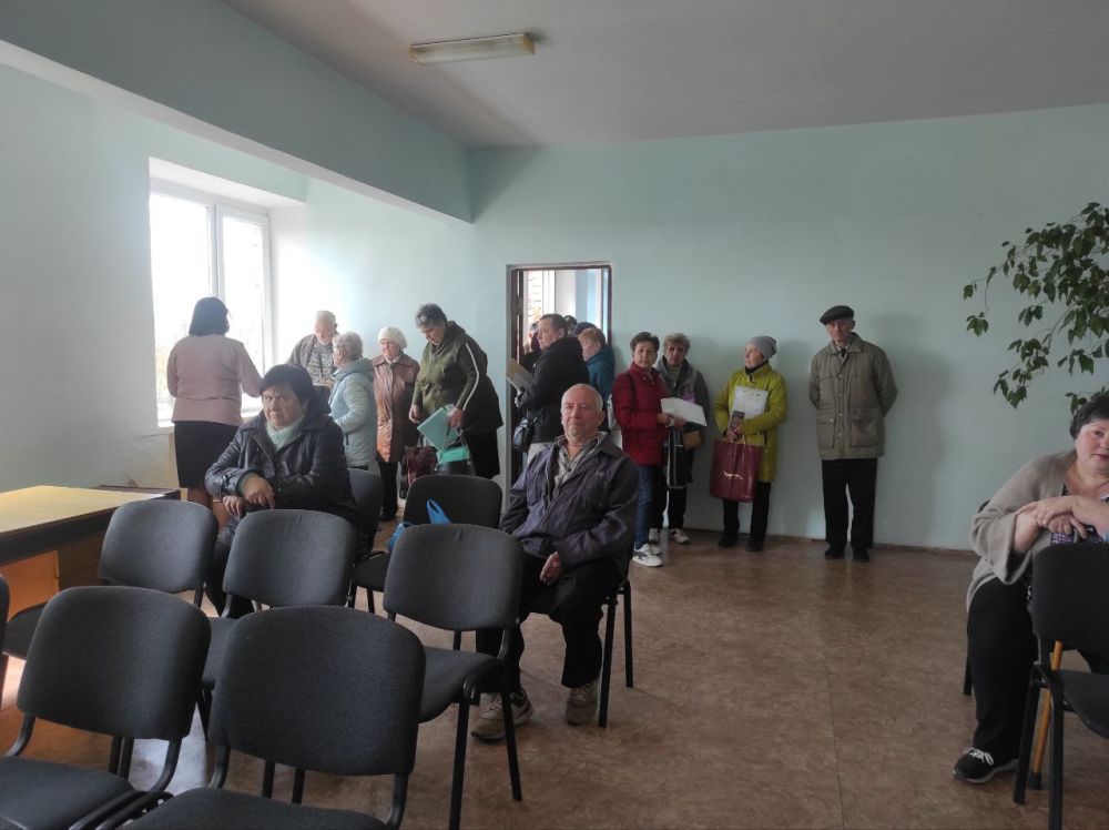 Более 30 жителей города Петровское воспользовались услугами мобильного офиса МФЦ ЛНР Более 30 жителей города Петровское воспользовались услугами мобильного офиса МФЦ ЛНР