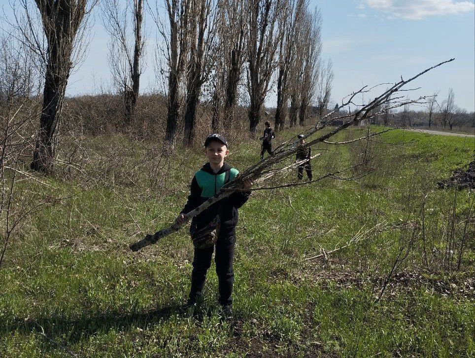 посёлок Краснолучский:. провели субботник по уборке общественных мест, прилегающие к административному зданию территории, собрали сухие ветки вдоль дороги при въезде в посёлок посёлок Краснолучский:. провели субботник по уборке общественных мест, прилегающие к административному зданию территории, собрали сухие ветки вдоль дороги при въезде в посёлок