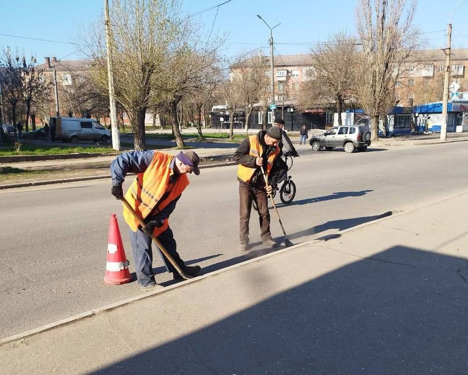 Коммунальные службы проводят работы на территории города Коммунальные службы проводят работы на территории города