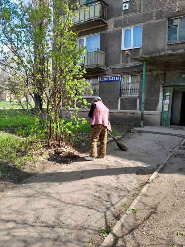 Виктория Сергеева: Коммунальщики в действии. Коммунальные предприятия города Кировска продолжают приводить в порядок территорию городского округа, занимаются уборкой и вывозом мусора Виктория Сергеева: Коммунальщики в действии. Коммунальные предприятия города Кировска продолжают приводить в порядок территорию городского округа, занимаются уборкой и вывозом мусора