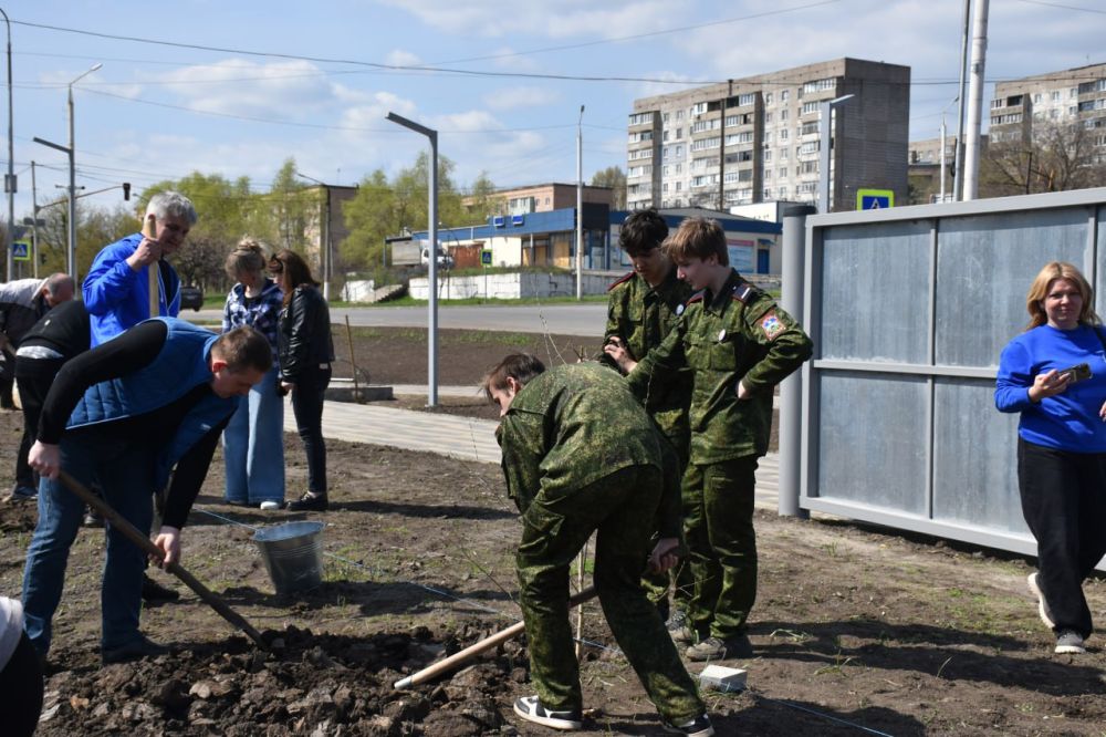 16 апреля, под эгидой партии "Единая Россия" и в рамках международной акции «Сад памяти», приуроченной к 80-летию Победы в Великой Отечественной войне 40 саженцев березы высажены на обновленной Аллее Славы «Брянка. Лица... 16 апреля, под эгидой партии "Единая Россия" и в рамках международной акции «Сад памяти», приуроченной к 80-летию Победы в Великой Отечественной войне 40 саженцев березы высажены на обновленной Аллее Славы «Брянка. Лица...
