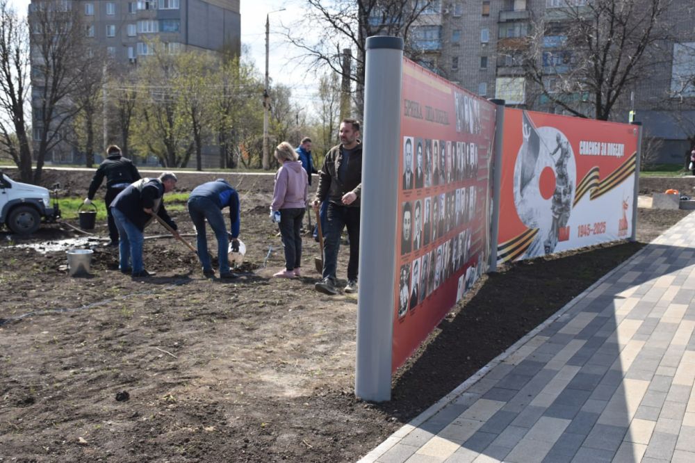 16 апреля, под эгидой партии "Единая Россия" и в рамках международной акции «Сад памяти», приуроченной к 80-летию Победы в Великой Отечественной войне 40 саженцев березы высажены на обновленной Аллее Славы «Брянка. Лица... 16 апреля, под эгидой партии "Единая Россия" и в рамках международной акции «Сад памяти», приуроченной к 80-летию Победы в Великой Отечественной войне 40 саженцев березы высажены на обновленной Аллее Славы «Брянка. Лица...