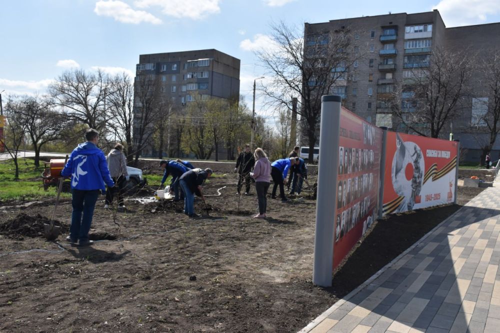 16 апреля, под эгидой партии "Единая Россия" и в рамках международной акции «Сад памяти», приуроченной к 80-летию Победы в Великой Отечественной войне 40 саженцев березы высажены на обновленной Аллее Славы «Брянка. Лица... 16 апреля, под эгидой партии "Единая Россия" и в рамках международной акции «Сад памяти», приуроченной к 80-летию Победы в Великой Отечественной войне 40 саженцев березы высажены на обновленной Аллее Славы «Брянка. Лица...
