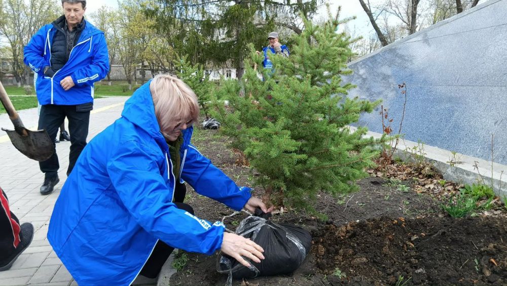 «Живая память: акция «Сад памяти» прошла у мемориала "Украина - освободителям» «Живая память: акция «Сад памяти» прошла у мемориала "Украина - освободителям»