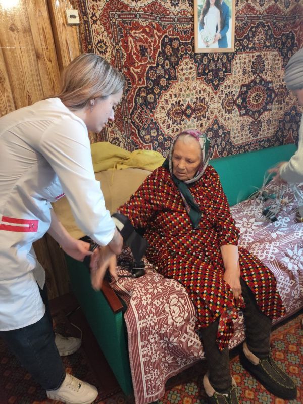 Активисты Единой России посещают ветеранов Активисты Единой России посещают ветеранов