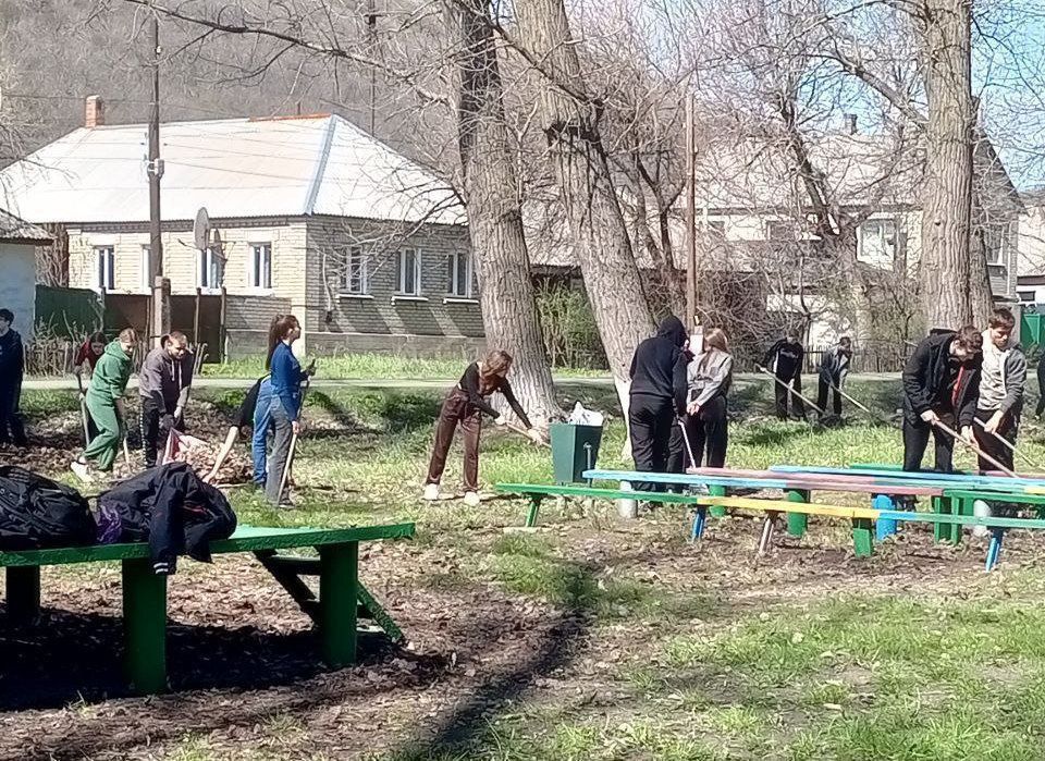 пгт Красный Кут:. работники отдела по делам территорий совместно с учащимися Краснокутской школы и работниками по благоустройству повели субботник пгт Красный Кут:. работники отдела по делам территорий совместно с учащимися Краснокутской школы и работниками по благоустройству повели субботник