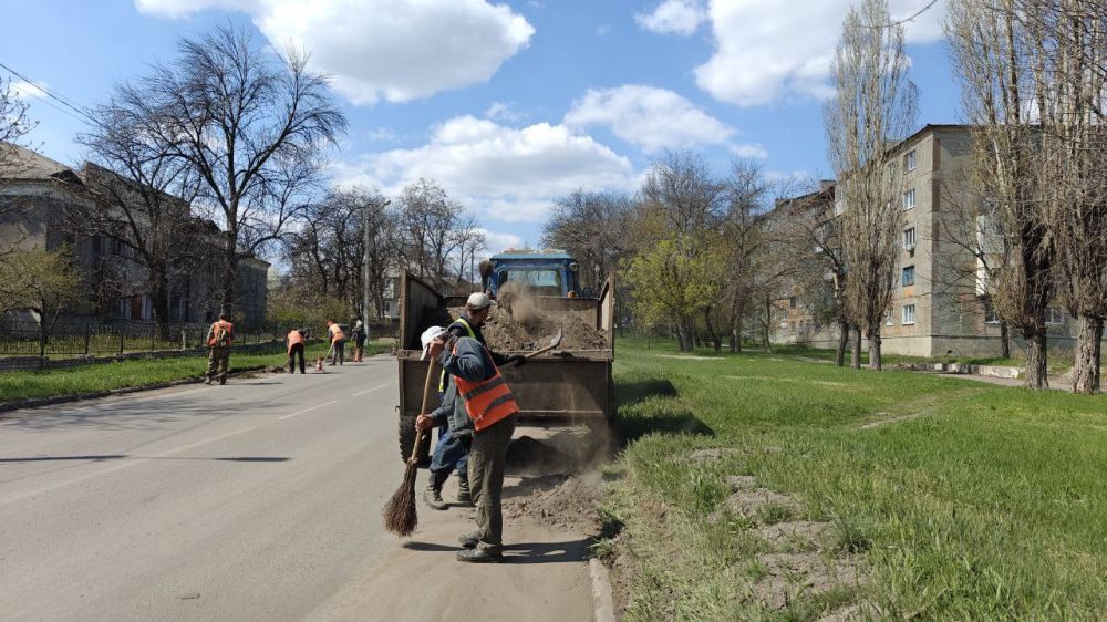 Виктория Сергеева: Коммунальщики в действии. Коммунальные предприятия города Кировска продолжают приводить в порядок территорию городского округа, занимаются уборкой и вывозом мусора Виктория Сергеева: Коммунальщики в действии. Коммунальные предприятия города Кировска продолжают приводить в порядок территорию городского округа, занимаются уборкой и вывозом мусора