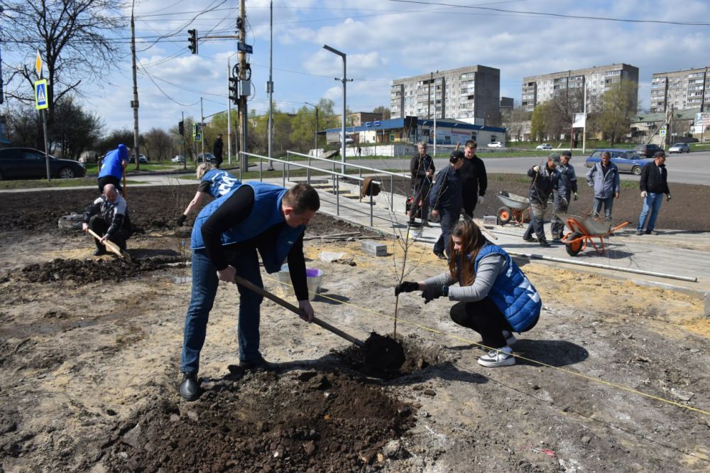 16 апреля, под эгидой партии "Единая Россия" и в рамках международной акции «Сад памяти», приуроченной к 80-летию Победы в Великой Отечественной войне 40 саженцев березы высажены на обновленной Аллее Славы «Брянка. Лица... 16 апреля, под эгидой партии "Единая Россия" и в рамках международной акции «Сад памяти», приуроченной к 80-летию Победы в Великой Отечественной войне 40 саженцев березы высажены на обновленной Аллее Славы «Брянка. Лица...