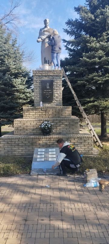 В рамках мероприятий, приуроченных к 80-летию Великой Победы, депутат Совета городского округа город Первомайск Вадим Кулинченко организовал и возглавил работу в г. Горское по благоустройству территории сквера им. Белинского... В рамках мероприятий, приуроченных к 80-летию Великой Победы, депутат Совета городского округа город Первомайск Вадим Кулинченко организовал и возглавил работу в г. Горское по благоустройству территории сквера им. Белинского...