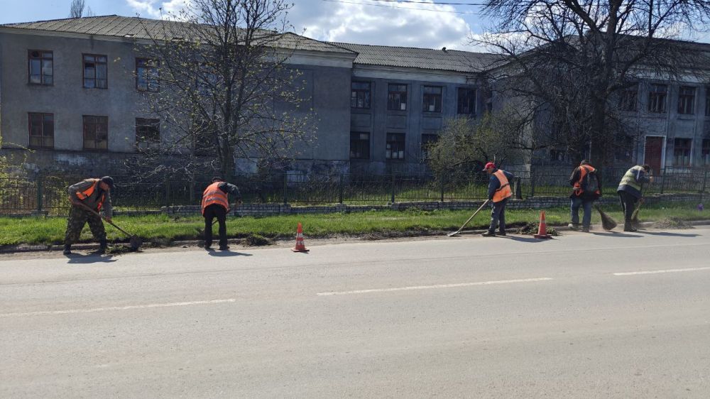 Виктория Сергеева: Коммунальщики в действии. Коммунальные предприятия города Кировска продолжают приводить в порядок территорию городского округа, занимаются уборкой и вывозом мусора Виктория Сергеева: Коммунальщики в действии. Коммунальные предприятия города Кировска продолжают приводить в порядок территорию городского округа, занимаются уборкой и вывозом мусора
