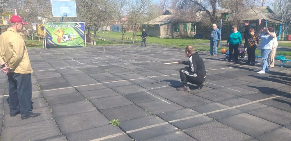 16 апреля в Краснодонском центре физического здоровья населения «Спорт для всех» состоялись соревнования по игре в «Городки» 16 апреля в Краснодонском центре физического здоровья населения «Спорт для всех» состоялись соревнования по игре в «Городки»